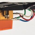 「カートリッジ＆シェルを替えると何が変わる？」 シェル付きのカートリッジはユニバーサルアームであれば工具不要で交換できる。カートリッジを変えると音の変化が楽しめる。安ければ数千円で買えるので、ぜひ挑戦してほしい