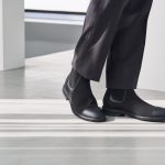 モダンですっきりとしたラスト（木型）を使用しながらもラウンドタイプに仕上げることで、ビジネスからカジュアルまで幅広いスタイリングに対応する万能なスタイルに