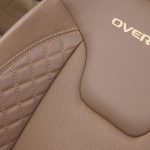 フロントシートには「OVERLAND」の刺繍が入る