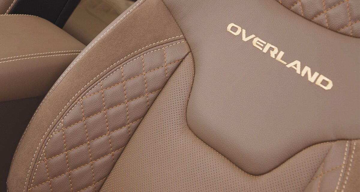 フロントシートには「OVERLAND」の刺繍が入る