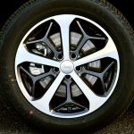 ダイヤモンドカットを施した18インチホイールを装着。塗装部位にグラナイトクリスタルアクセントを加えている