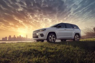 「プレミアム仕様の7シーターSUV」上質インテリアがすごい…ジープ コマンダーに超豪華な限定車“オーバーランド”が登場