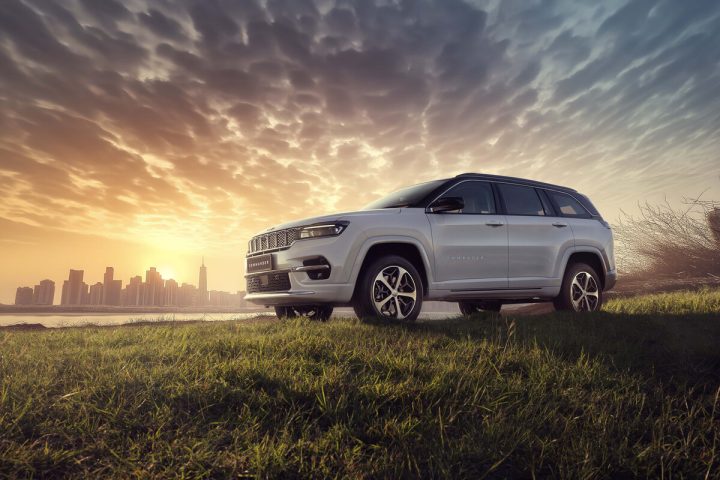 「プレミアム仕様の7シーターSUV」上質インテリアがすごい…ジープコマンダーに超豪華な限定車“オーバーランド”が登場