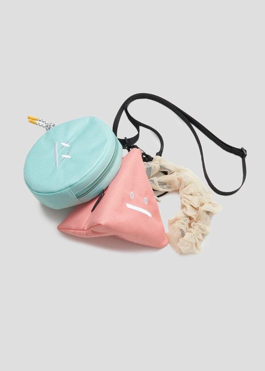 アウトドアプロダクツ×グラニフ「2WAY ミニポーチバック」￥9,500／ピラミッドはH16×D19㎝、サークルはH16×D4㎝、ギャザーハンドルは67㎝（最長時）