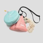 アウトドアプロダクツ×グラニフ「2WAY ミニポーチバック」￥9,500／ピラミッドはH16×D19㎝、サークルはH16×D4㎝、ギャザーハンドルは67㎝（最長時）