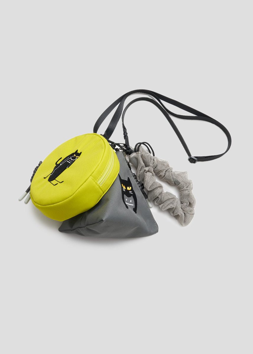 アウトドアプロダクツ×グラニフ「2WAY ミニポーチバック」￥9,500／ピラミッドはH16×D19㎝、サークルはH16×D4㎝、ギャザーハンドルは67㎝（最長時）