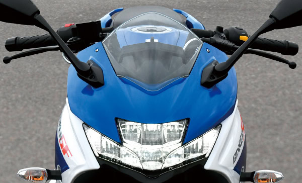 一目でモデルが分かるワイドなデザインのLEDヘッドランプが特徴