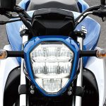 コンパクトで薄型のLEDヘッドランプは、良好なハンドリングにも寄与している