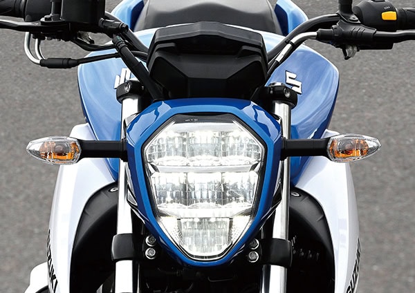 コンパクトで薄型のLEDヘッドランプは、良好なハンドリングにも寄与している