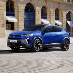 多角的なグリルと高く水平なボンネットによって、エレガントでありながらテクノロジーを感じさせるデザイン
