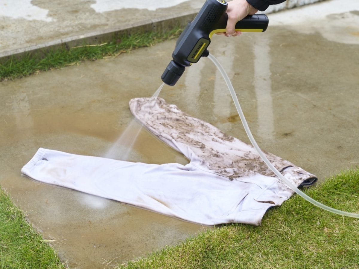 衣類に入り込んだ泥汚れもこすらずに高圧の水流で洗い落とすことができるため、洗濯前の予洗いにも活躍