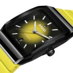 ポリッシュ仕上げのブラックハイテクセラミックベゼル製と、面取りされたシリンダー型のサファイアクリスタルが特徴