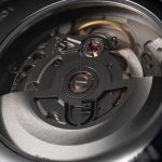 ムーブメントには機械式自動巻きレギュレーターを搭載