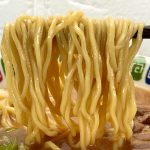 ロル 青森名物 田子にんにく味噌味／麺はちぢれ中太麺でスープとの絡みはバツグン。麺をリフトアップするごとににんにくと味噌の芳醇な香りが鼻をくすぐるのがうれしい