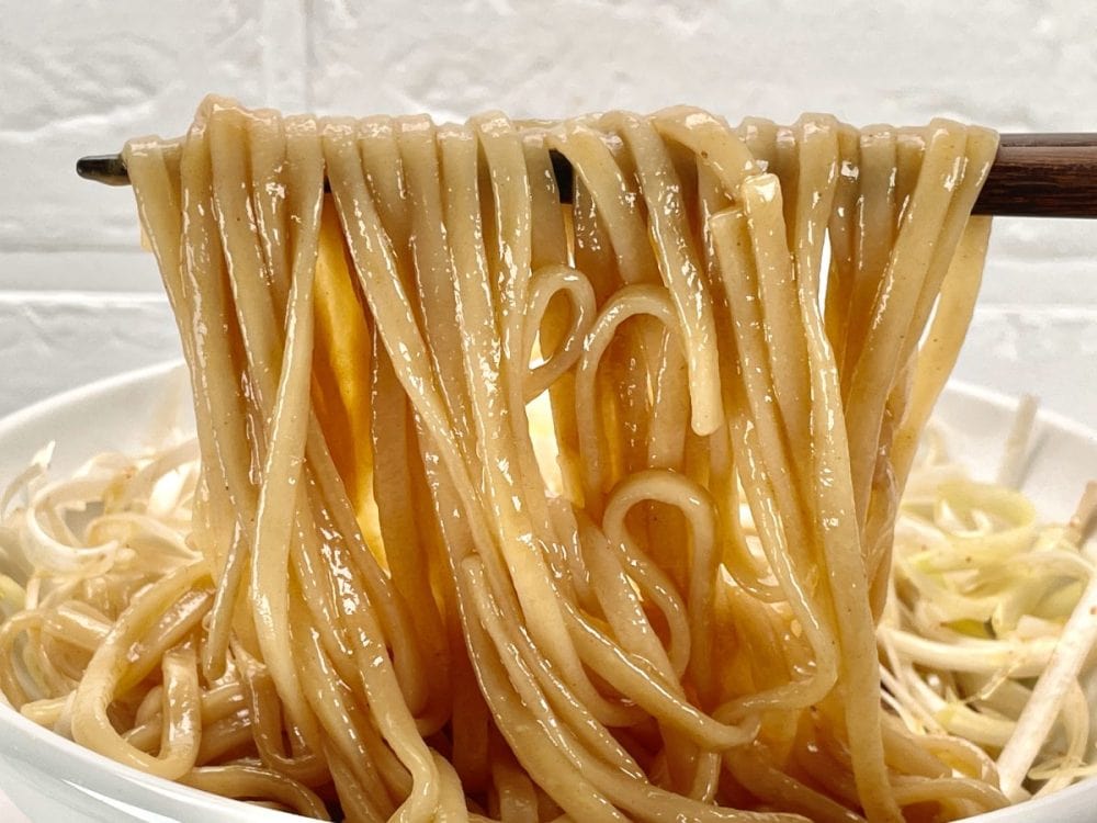 Uluru 東京 釜玉中華そば ナポレオン軒（2食入）／太麺にしっかりと絡む醤油だれは鰹節とポークの旨みを噛むごとに感じられるように設計されています。甘辛な醤油だれと白髪ネギの組み合わせは、よく考えているなあと感心しました