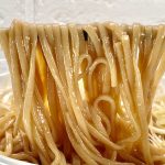 Uluru 東京 釜玉中華そば ナポレオン軒（2食入）／太麺にしっかりと絡む醤油だれは鰹節とポークの旨みを噛むごとに感じられるように設計されています。甘辛な醤油だれと白髪ネギの組み合わせは、よく考えているなあと感心しました