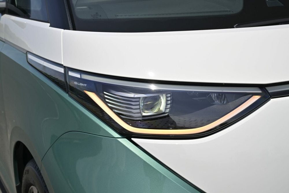 ツートンカラーの色分けのラインにもなっているLEDヘッドライト