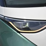 ツートンカラーの色分けのラインにもなっているLEDヘッドライト