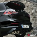 迫力あるサウンドを奏でる「Akrapovič」チタンエキゾーストシステムを装着