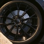 ブラックカラー仕上げの軽量「Warmenau」鍛造ホイールにブレーキキャリパー