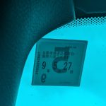 フロントガラスに貼っていいものはミラー、カメラ、車検や点検のステッカーなど。法律で認められたもの以外は貼ってはダメ