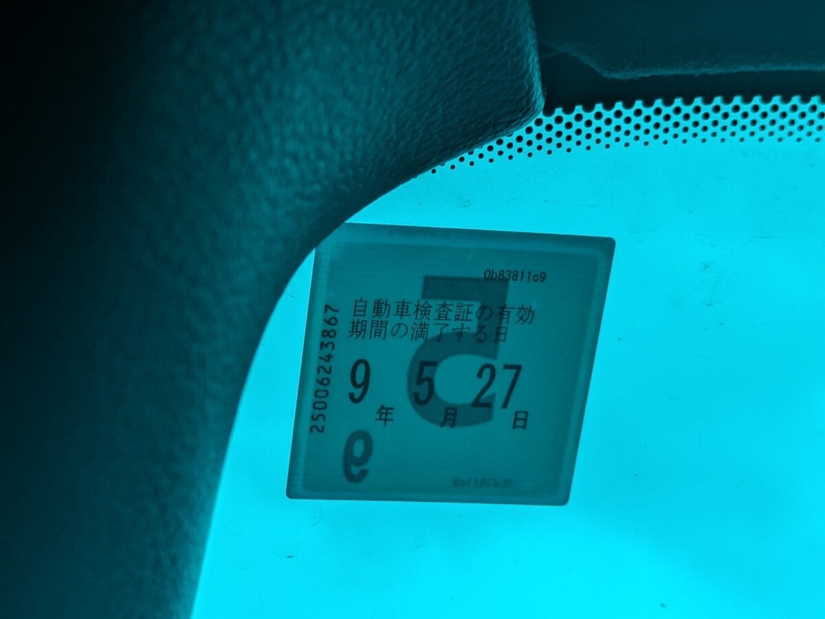 フロントガラスに貼っていいものはミラー、カメラ、車検や点検のステッカーなど。法律で認められたもの以外は貼ってはダメ。