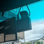 改めてフロントガラスを見てみると、実はいろいろなものが付いていることに気がつく