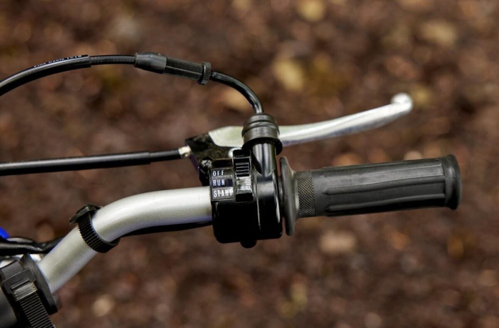 クラッチ操作が不要で、ブレーキは自転車と同じ操作の左右レバー式ハンドブレーキを採用。スロットルの操作で簡単に安心して走ることができる
