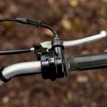 クラッチ操作が不要で、ブレーキは自転車と同じ操作の左右レバー式ハンドブレーキを採用。スロットルの操作で簡単に安心して走ることができる