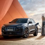 83kWhのバッテリーで後輪駆動の「e-tron アドバンスト」、100kWhのバッテリーで4WDの「e-tron クワトロ アドバンスト」、最大360kWのシステム出力を誇るハイパフォーマンスモデル「SQ6 e-tron」の3グレード構成