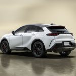 マットブラック塗装の21インチアルミホイールや「THE 70th」ロゴをあしらった専用のサイドデカールでコーディネイト