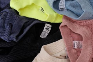 「夏の主役級ニットT」通気性ばっちりで肌離れもイイ！大人らしい変化球を感じる“ハイ！スタンダードの別注ヘルスニット”に注目
