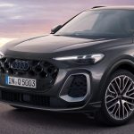 S lineパッケージ装着車をベースに、マグネシウムグレーがアクセントになるフロントエアインレット、ディフューザートリム、21インチブラックメタリックポリッシュトのAudi Sport製マルチスポークSデザインアルミホイールを特別装備