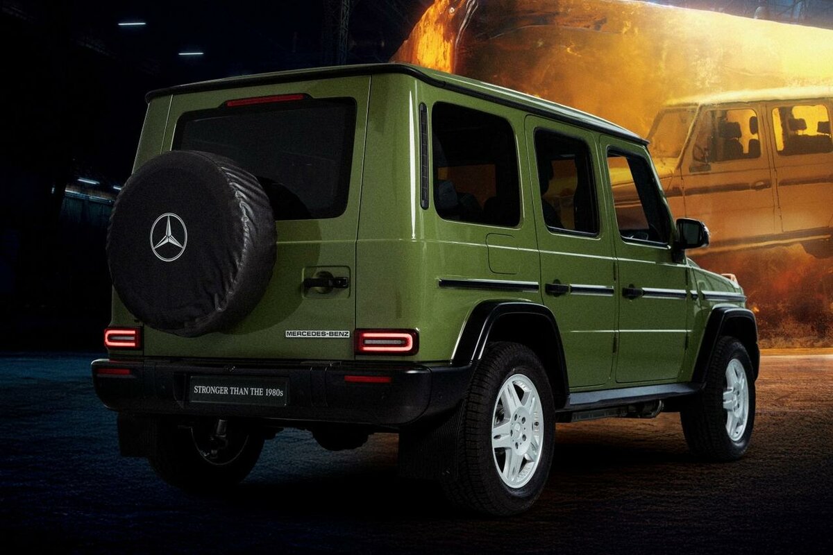 リアには1980年代のシルバープレートの「Mercedes-Benz」バッジ、専用デザインのスペアタイヤカバーを装備し、クラシックな雰囲気を演出