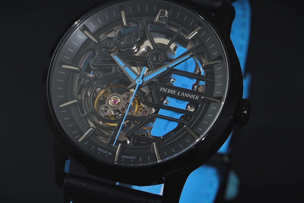 高級スポーツカーが腕時計に!?」 ピエールラニエの「パドック」は手元