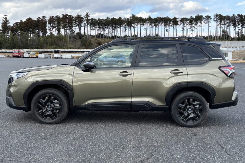 骨格は旧型譲りのSGPだが構造用接着材やフルインナーフレーム構造、２ピニオン式ステアリングで強化