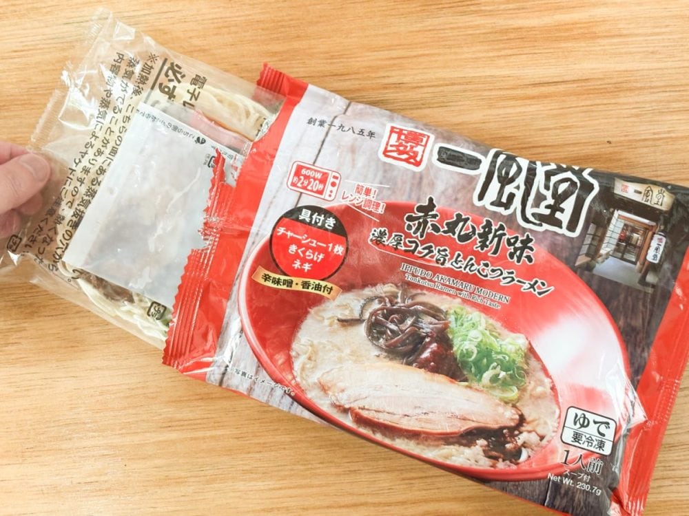 「博多一風堂赤丸新味濃厚コクとんこつラーメン」はパッケージを開けると内袋に入った具付きの麺とラーメンスープ、香油と辛味噌が入っています