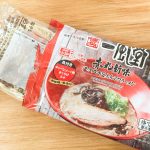 「博多一風堂赤丸新味濃厚コクとんこつラーメン」はパッケージを開けると内袋に入った具付きの麺とラーメンスープ、香油と辛味噌が入っています