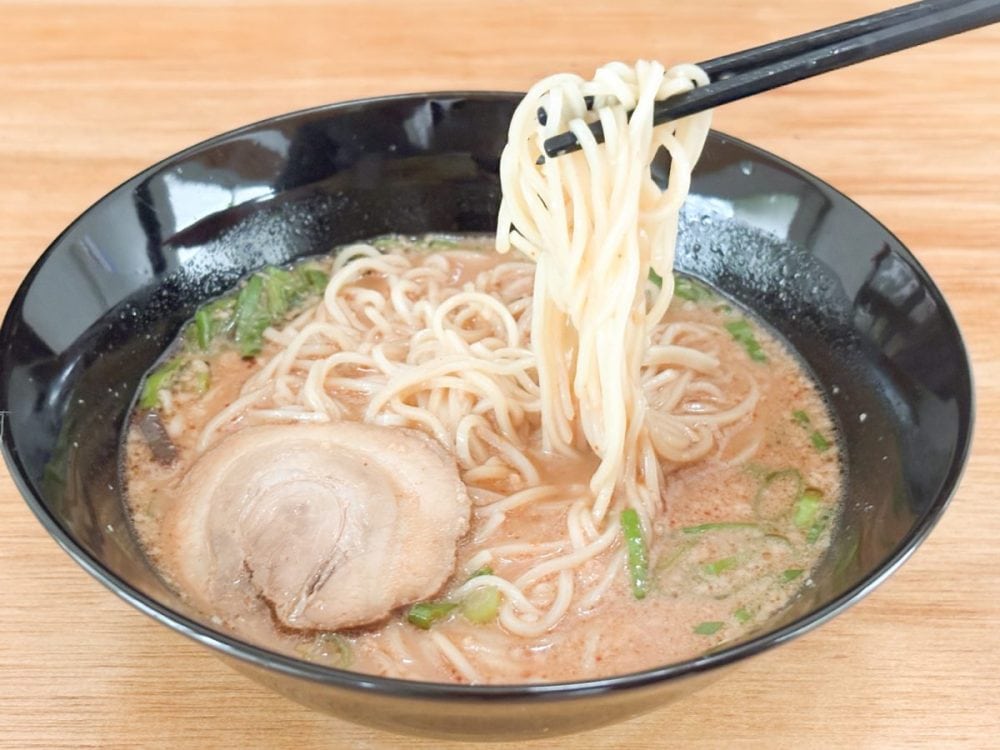 「博多一風堂赤丸新味濃厚コクとんこつラーメン」は替え玉が欲しいと思えるおいしさです