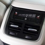 マイルドハイブリッドは4ゾーンのエアコンを採用。後席にもシートヒーターを装備
