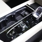 シフトノブにはスウェーデン王室御用達のオレフォス社のクリスタルを使用