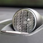 繊細な感じで、好音質をイメージさせるスピーカーカバー