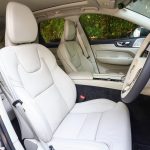 試乗車はファインナッパレザーシートや白いウッドパネルなどのインテリア