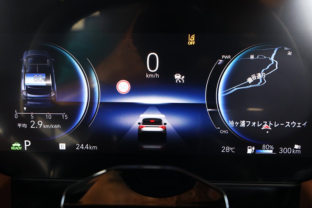 車両情報だけでなく、ナビなども映し出すことができるフルカラーのグラフィックメーター