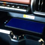 スマホのワイヤレスチャージャーやUSBポート、12V/120Wのポートが備わる