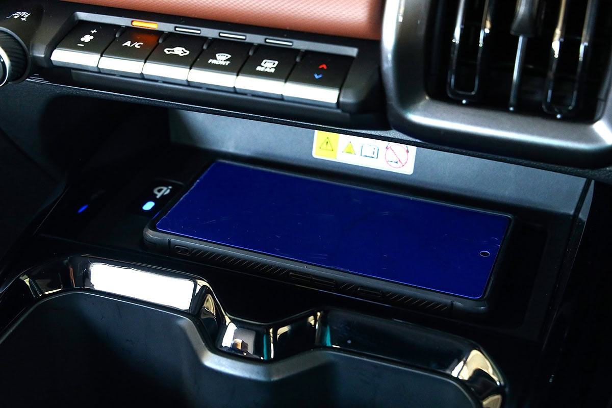 スマホのワイヤレスチャージャーやUSBポート、12V/120Wのポートが備わる