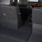 後席のセンター部分はアームレストとして使用できるだけでなく、スルーになるので長尺物を積むことができる