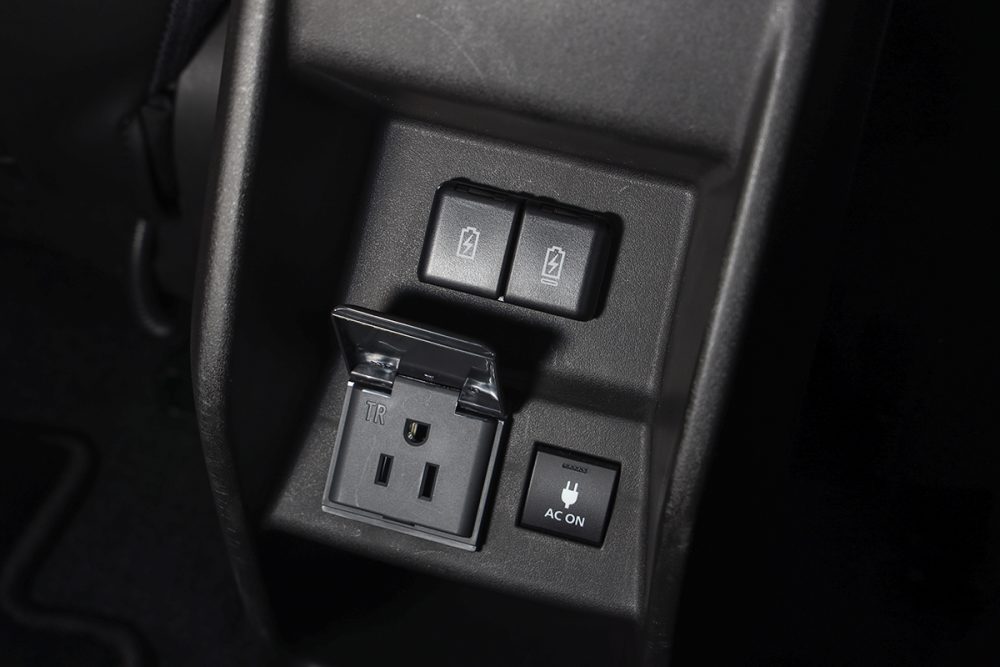 後席用にもUSBポートだけでなく、100VのACコンセントも備わる