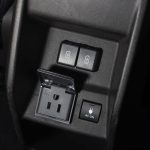 後席用にもUSBポートだけでなく、100VのACコンセントも備わる
