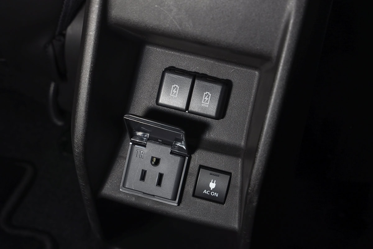 後席用にもUSBポートだけでなく、100VのACコンセントも備わる